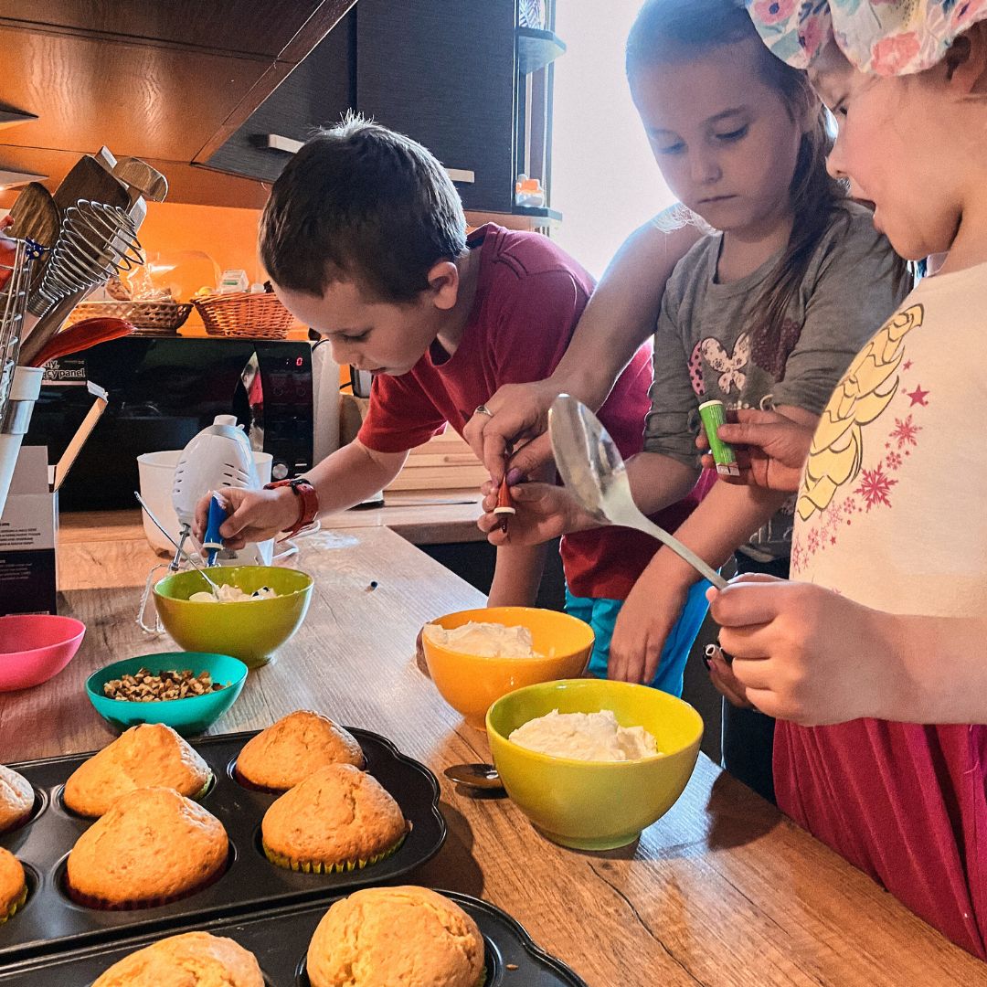 bakken van cupcakes met kinderen op kinderfeestje